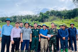 Đồng chí Trương Văn Đạt thăm các lực lượng thực hiện nhiệm vụ tìm kiếm, quy tập hài cốt liệt sĩ