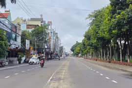 Phường Pleiku tháo dỡ dải phân cách trên đường Lê Lợi để giảm ùn tắc giao thông 
