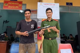 Gia Lai: Đi làm rẫy phát hiện súng tự chế, chàng trai mang nộp ngay cho Công an xã