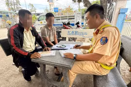 Tài xế bị phạt vì dừng xe bắt khách giữa đường phố Quy Nhơn