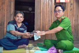 Người dân xã An Vinh tự nguyện giao nộp 1 khẩu súng lục