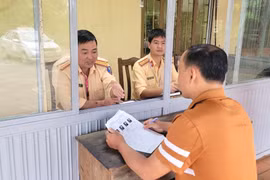 Đỗ sát hạch là được phép lái xe, không bắt buộc phải có bằng cứng