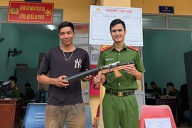 Gia Lai: Đi làm rẫy phát hiện súng tự chế, chàng trai mang nộp ngay cho Công an xã