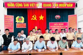 Gia Lai: Doanh nghiệp vận tải cam kết chấp hành pháp luật, ủng hộ 42 triệu đồng cho bà con nghèo học bằng lái xe máy