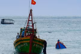 Đưa thuyền viên bị tai nạn lao động trên biển vào đất liền điều trị