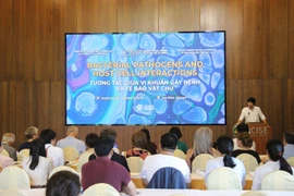 Hơn 30 giáo sư, nhà khoa học quốc tế tham dự hội nghị về vi khuẩn và tế bào chủ