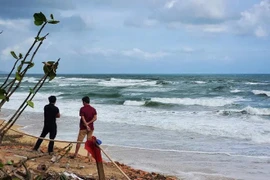 Triều cường nhấn chìm nhiều sõng, thuyền thúng và ngư lưới cụ của ngư dân xuống biển