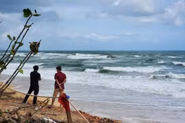 Triều cường nhấn chìm nhiều sõng, thuyền thúng và ngư lưới cụ của ngư dân xuống biển