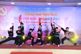 Mãn nhãn với màn võ thuật do các võ sinh biểu diễn. Ảnh: Trọng Lợi