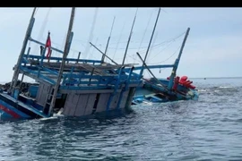  Cứu 5 thuyền viên gặp nạn ở vùng biển xã Ô Loan 