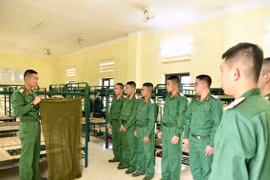 Đồng hành cùng chiến sĩ mới.