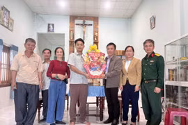 Tổ quốc gọi, thanh niên hăng hái lên đường.