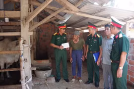 Lữ đoàn 572 trao sinh kế cho hộ gia đình khó khăn.