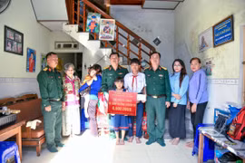 Gia Lai: Trao kinh phí đỡ đầu cho 3 trẻ mồ côi do dịch Covid-19