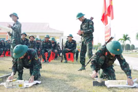 Hội thao tra lắp, gói buộc liên kết lượng nổ cho chiến sĩ mới.