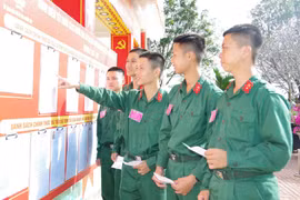 Chiến sĩ mới hồ hởi tham gia bầu cử.