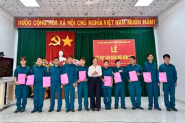 Lễ kết nạp dân quân mới năm 2026 tại phường Quy Nhơn Tây, tỉnh Gia Lai với sự hiện diện của lãnh đạo địa phương