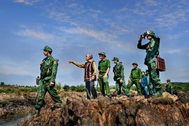 Giữ vững biên cương từ thế trận lòng dân.