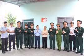 Bàn giao 21 căn nhà do Bộ CHQS tỉnh hỗ trợ nhân dân xây dựng trong “Chiến dịch Quang Trung”.