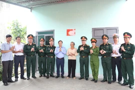 Bàn giao 21 căn nhà do Bộ CHQS tỉnh hỗ trợ nhân dân xây dựng trong “Chiến dịch Quang Trung”.