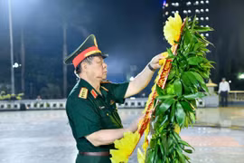 Đại tướng Nguyễn Trọng Nghĩa viếng nghĩa trang liệt sĩ và thăm, tặng quà các gia đình thương binh. 