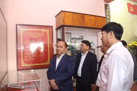 Phó Bí thư Thường trực Tỉnh ủy Rah Lan Chung thăm Nhà lưu niệm Chi bộ Vạn Đức.