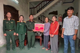 Tặng 200 suất quà Tết cho gia đình quân nhân đang làm nhiệm vụ địa bàn khó khăn. 