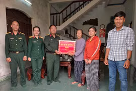 Tặng 200 suất quà Tết cho gia đình quân nhân đang làm nhiệm vụ địa bàn khó khăn. 