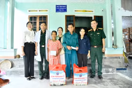 Bệnh viện Quân y 13 khám bệnh, tặng quà đối tượng chính sách tại Đắk Lắk.