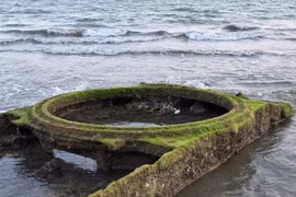 Kiểm tra, khoanh vùng khu vực vật thể nghi xác xe tăng để đảm bảo an toàn.