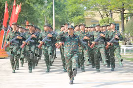 Trung đoàn 739 vững bước đi lên.