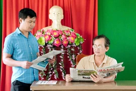 Đảng bộ phường Bồng Sơn triển khai nghiêm túc việc mua và đọc báo, tạp chí của Đảng theo Thông báo số 173-TB/TW, góp phần nâng cao trình độ lý luận chính trị cho cán bộ, đảng viên năm 2026.