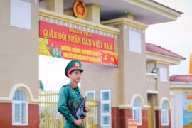 Bộ đội vui Xuân không quên nhiệm vụ.