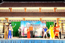 Đêm văn nghệ chào mừng bầu cử tại xã Bình Khê.