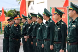 Thăm, chúc Tết các đơn vị quân đội đóng quân trên xã đảo Nhơn Châu.