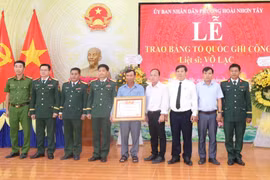 Trao Bằng “Tổ quốc ghi công” cho thân nhân liệt sĩ Võ Lạc.