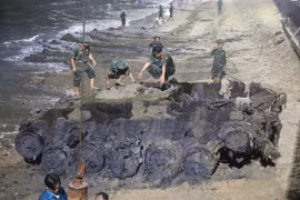 Hoàn thành trục vớt xác xe tăng bị vùi dưới biển Quy Nhơn.