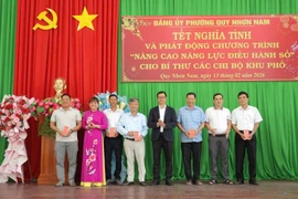 Phường Quy Nhơn Nam trang bị điện thoại thông minh cho Bí thư chi bộ khu phố.