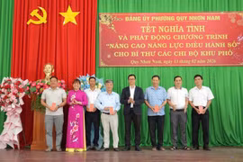 Phường Quy Nhơn Nam trang bị điện thoại thông minh cho Bí thư chi bộ khu phố.