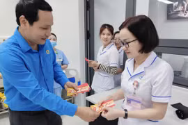 Liên đoàn Lao động tỉnh thăm, tặng quà đoàn viên, người lao động làm nhiệm vụ trong dịp Tết.