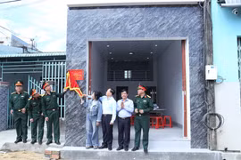 Quân đội hoàn thành và bàn giao 100 căn nhà trong “Chiến dịch Quang Trung” cho nhân dân vùng bão lũ.