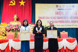 Lãnh đạo phường Quy Nhơn trao bằng khen của Ủy ban MTTQ Việt Nam tỉnh cho các tập thể có thành tích xuất sắc.