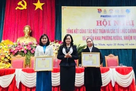 Lãnh đạo phường Quy Nhơn trao bằng khen của Ủy ban MTTQ Việt Nam tỉnh cho các tập thể có thành tích xuất sắc.