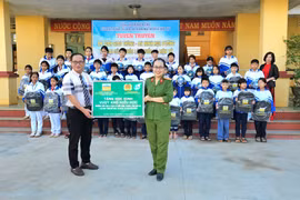 Tuyên truyền an toàn giao thông, an ninh học đường tại Trường Tiểu học và THCS Lê Văn Tám