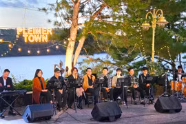 Giới trẻ hòa mình vào đêm nhạc “Mùa đông đầu tiên” giữa thiên nhiên phố núi