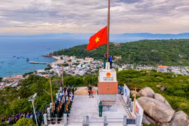 Thiêng liêng lễ thượng cờ trên đảo tiền tiêu Nhơn Châu