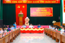 Bí thư Thị ủy An Khê Nguyễn Xuân Phước đối thoại với cán bộ, hội viên phụ nữ. Ảnh: Ngọc Minh