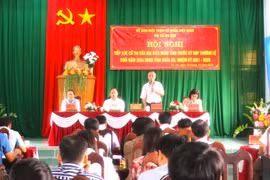 Đại biểu hội đồng nhân dân tỉnh tiếp xúc cử tri xã Tú An. Ảnh: Ngọc Minh