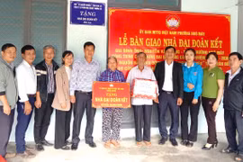 An Khê bàn giao 3 nhà Đại đoàn kết cho hộ nghèo, cận nghèo. Ảnh: Ngọc Minh