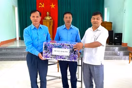 Huyện Đak Pơ thăm hỏi, tặng quà Đội K52. Ảnh: Ngọc Minh